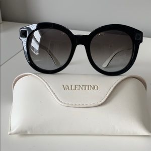 VALENTINO BLACK SUNGLASSES V684S 015 135